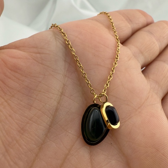 Anthropologie Elegant dark green and Black Pendant Necklace - Picture 3 of 5